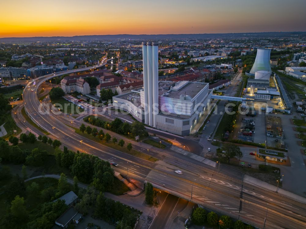 Dresden from above - Power plants and exhaust towers of thermal power station Heizkraftwerk Nossener Bruecke on Oederaner Strasse in the district Suedvorstadt in Dresden in the state Saxony, Germany