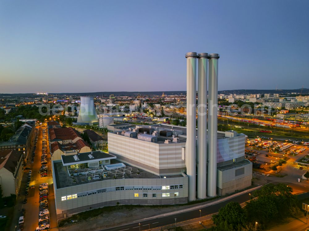 Dresden from the bird's eye view: Power plants and exhaust towers of thermal power station Heizkraftwerk Nossener Bruecke on Oederaner Strasse in the district Suedvorstadt in Dresden in the state Saxony, Germany