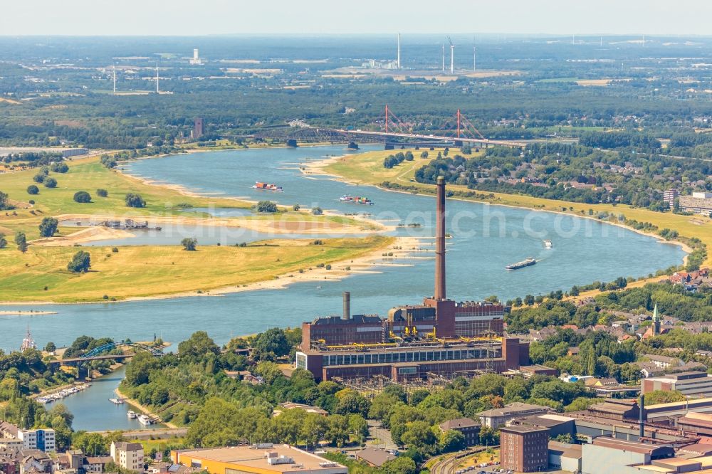 Duisburg from the bird's eye view: Power plants and exhaust towers of thermal power station Hermann Wenzel in the district Laar in Duisburg in the state North Rhine-Westphalia, Germany