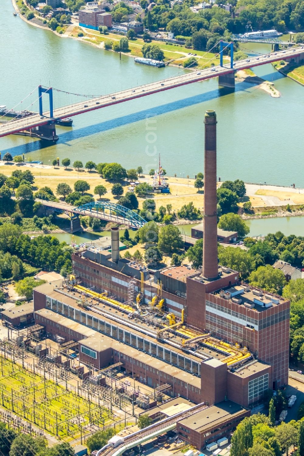 Aerial photograph Duisburg - Power plants and exhaust towers of thermal power station Hermann Wenzel in the district Laar in Duisburg in the state North Rhine-Westphalia, Germany