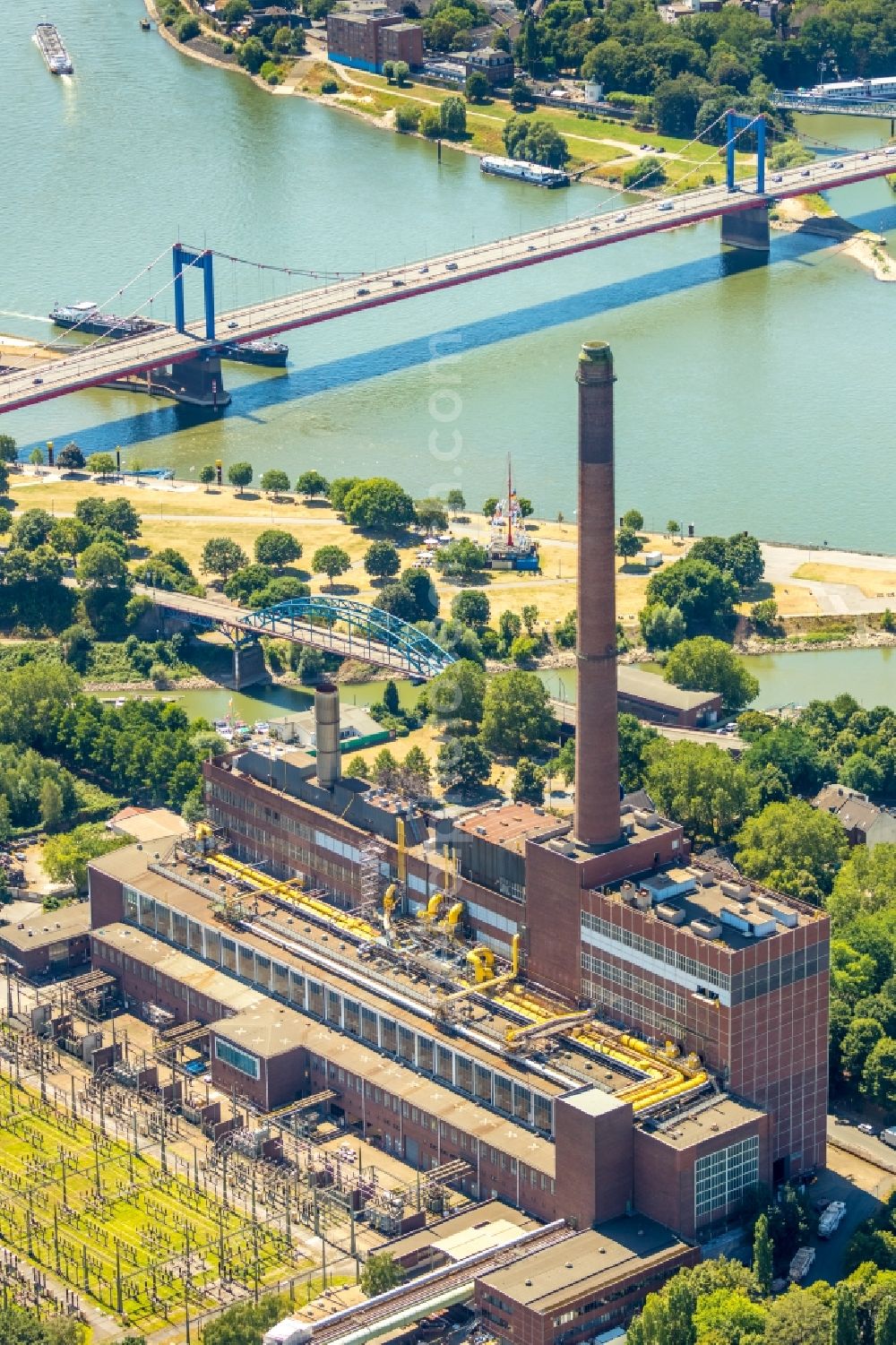 Duisburg from above - Power plants and exhaust towers of thermal power station Hermann Wenzel in the district Laar in Duisburg in the state North Rhine-Westphalia, Germany