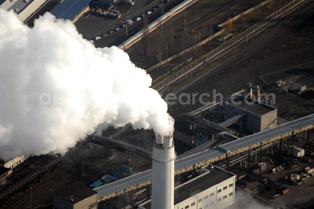 Aerial image Berlin - Power plants and exhaust towers of thermal power station Klingenberg in the district Rummelsburg in Berlin, Germany