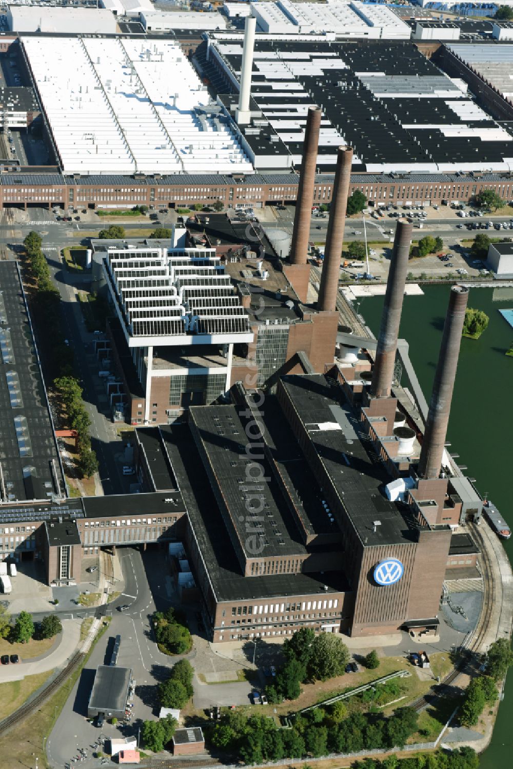 Wolfsburg from above - Power plants and exhaust towers of thermal power station of VW Kraftwerk GmbH in Wolfsburg in the state Lower Saxony, Germany