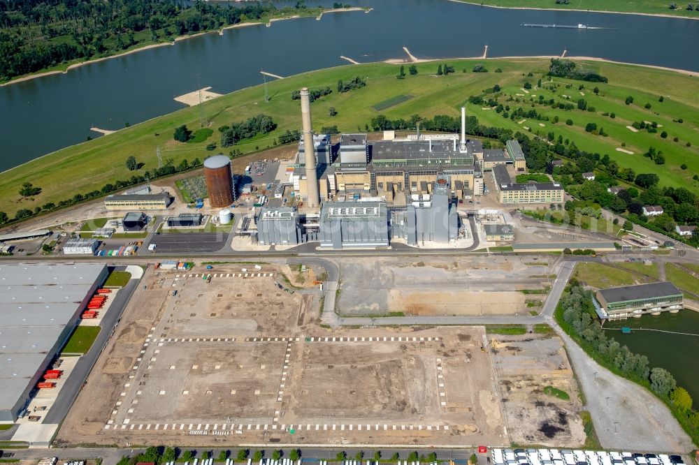 Düsseldorf from above - Power plants and exhaust towers of thermal power station Lausward of Stadtwerke Duesseldorf AG on rhine waterway port in Duesseldorf in the state North Rhine-Westphalia