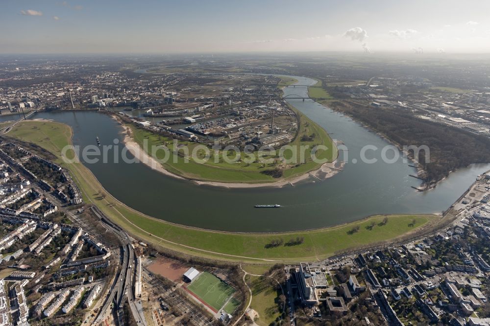 Düsseldorf from the bird's eye view: Power plants and exhaust towers of thermal power station Lausward of Stadtwerke Duesseldorf AG in Duesseldorf in the state North Rhine-Westphalia