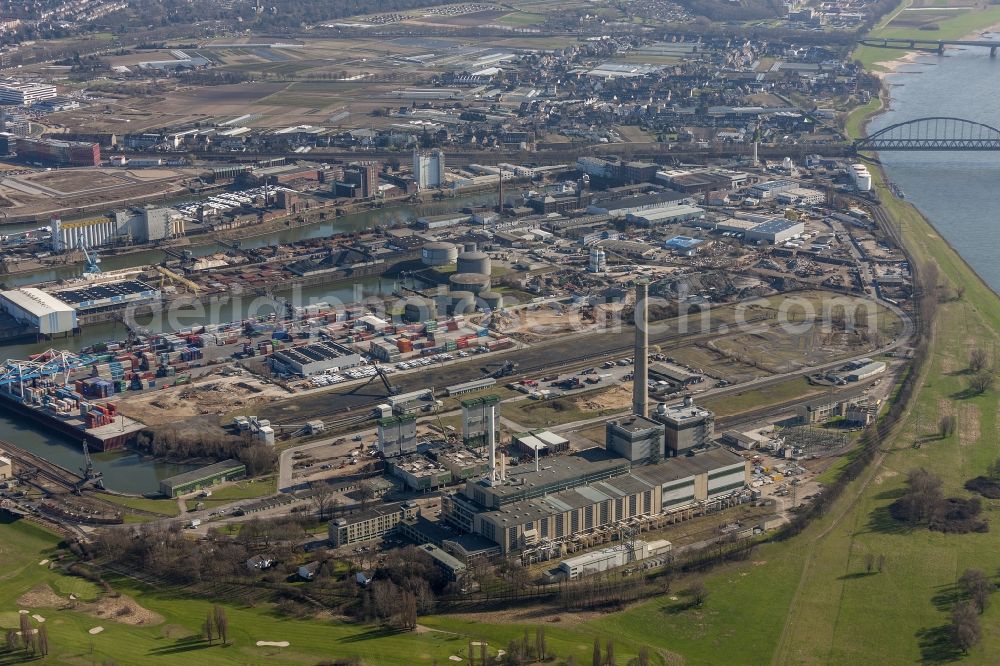 Düsseldorf from above - Power plants and exhaust towers of thermal power station Lausward of Stadtwerke Duesseldorf AG in Duesseldorf in the state North Rhine-Westphalia