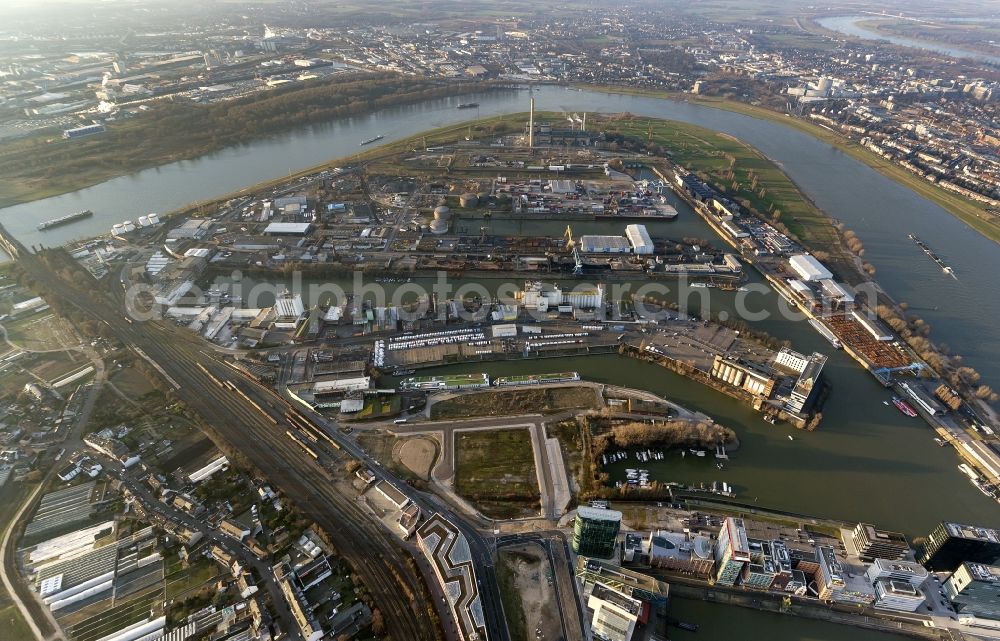 Düsseldorf from the bird's eye view: Power plants and exhaust towers of thermal power station Lausward of Stadtwerke Duesseldorf AG in Duesseldorf in the state North Rhine-Westphalia