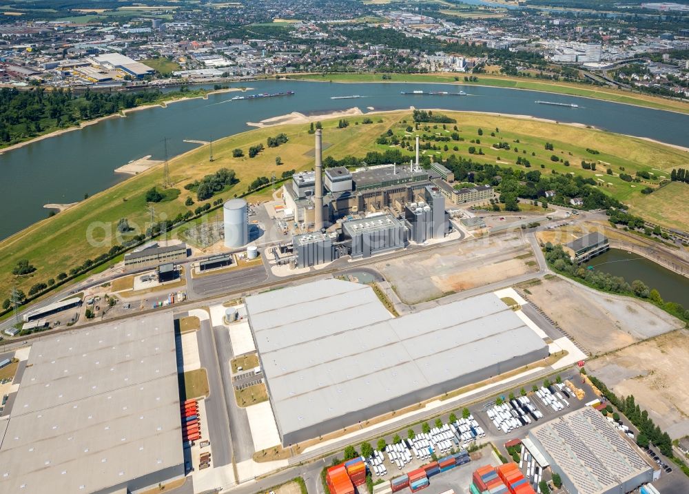 Düsseldorf from the bird's eye view: Power plants and exhaust towers of thermal power station Lausward of Stadtwerke Duesseldorf AG on rhine waterway port in Duesseldorf in the state North Rhine-Westphalia