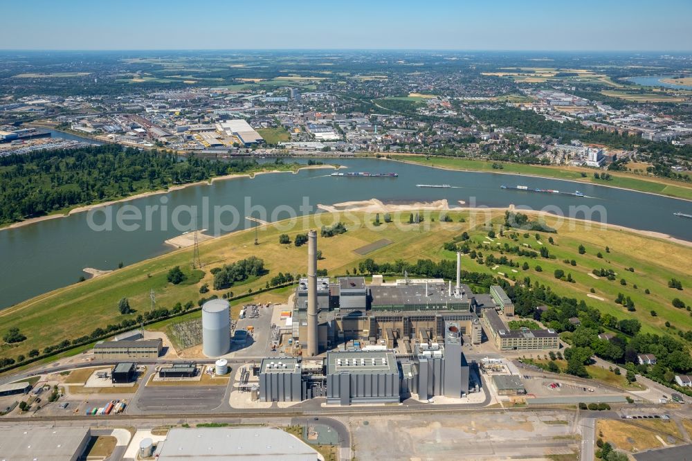 Aerial image Düsseldorf - Power plants and exhaust towers of thermal power station Lausward of Stadtwerke Duesseldorf AG on rhine waterway port in Duesseldorf in the state North Rhine-Westphalia