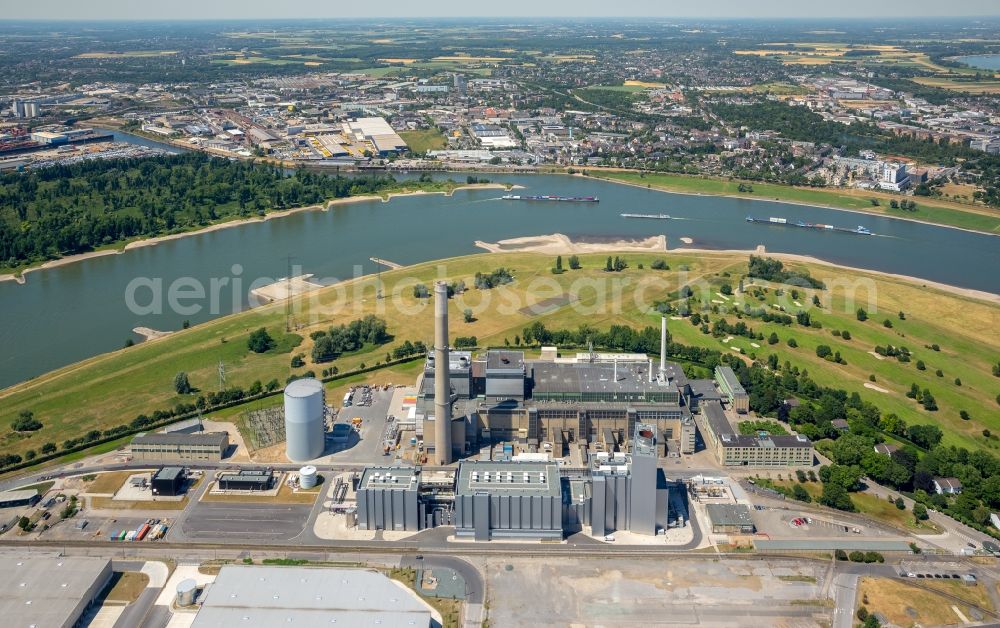 Aerial photograph Düsseldorf - Power plants and exhaust towers of thermal power station Lausward of Stadtwerke Duesseldorf AG on rhine waterway port in Duesseldorf in the state North Rhine-Westphalia