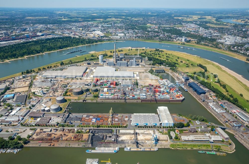 Aerial photograph Düsseldorf - Power plants and exhaust towers of thermal power station Lausward of Stadtwerke Duesseldorf AG on rhine waterway port in Duesseldorf in the state North Rhine-Westphalia