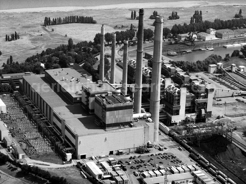 Aerial image Düsseldorf - Power plants and exhaust towers of thermal power station Lausward of Stadtwerke Duesseldorf AG on rhine waterway port in Duesseldorf in the state North Rhine-Westphalia