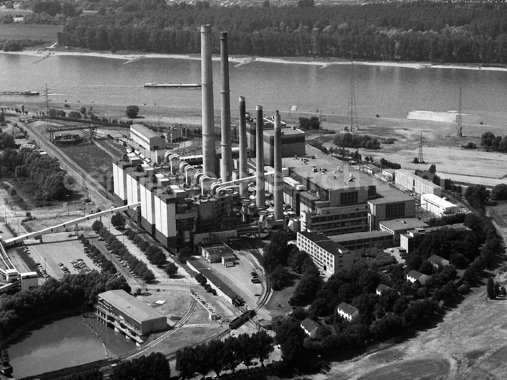 Aerial photograph Düsseldorf - Power plants and exhaust towers of thermal power station Lausward of Stadtwerke Duesseldorf AG on rhine waterway port in Duesseldorf in the state North Rhine-Westphalia