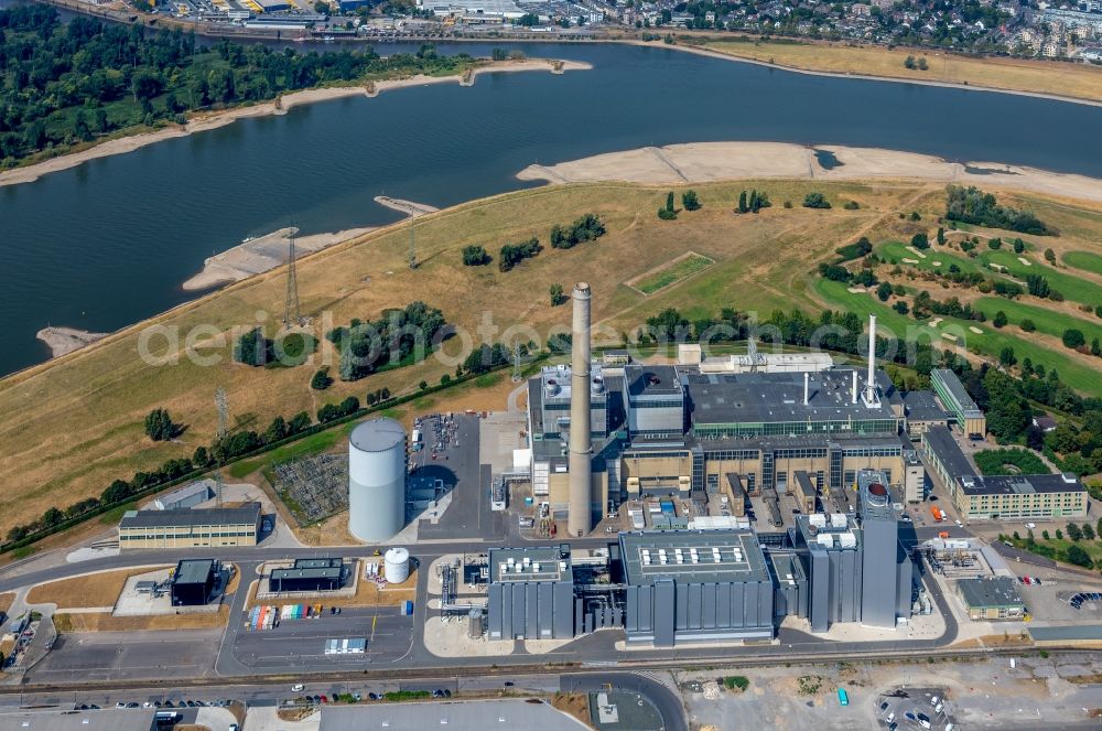 Düsseldorf from above - Power plants and exhaust towers of thermal power station Lausward of Stadtwerke Duesseldorf AG on rhine waterway port in Duesseldorf in the state North Rhine-Westphalia