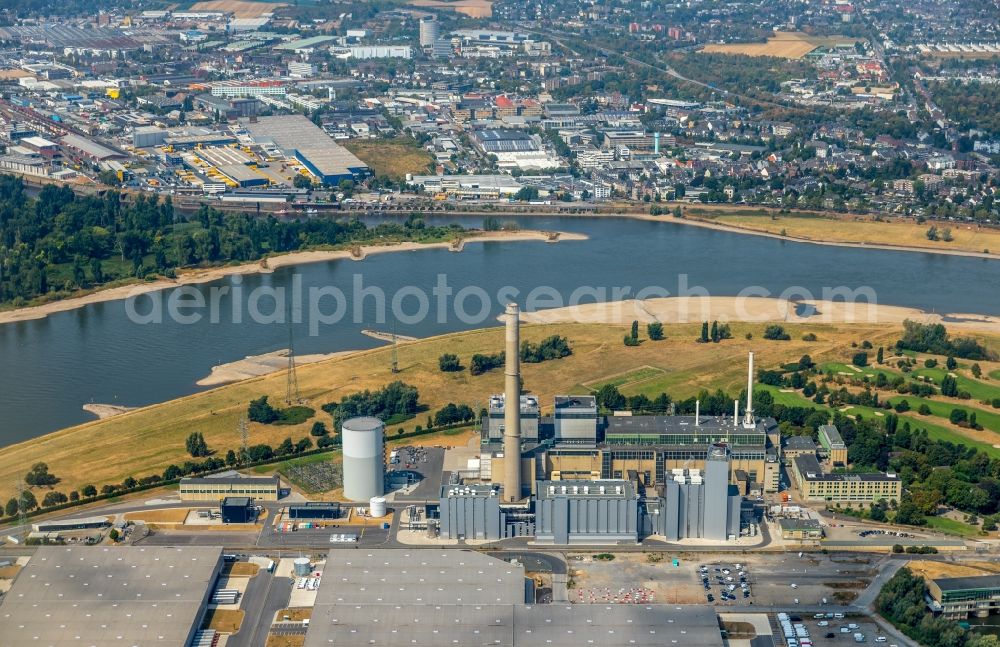 Aerial photograph Düsseldorf - Power plants and exhaust towers of thermal power station Lausward of Stadtwerke Duesseldorf AG on rhine waterway port in Duesseldorf in the state North Rhine-Westphalia