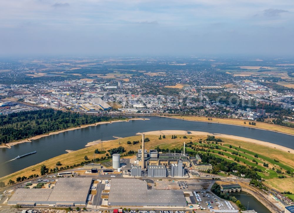 Düsseldorf from above - Power plants and exhaust towers of thermal power station Lausward of Stadtwerke Duesseldorf AG on rhine waterway port in Duesseldorf in the state North Rhine-Westphalia