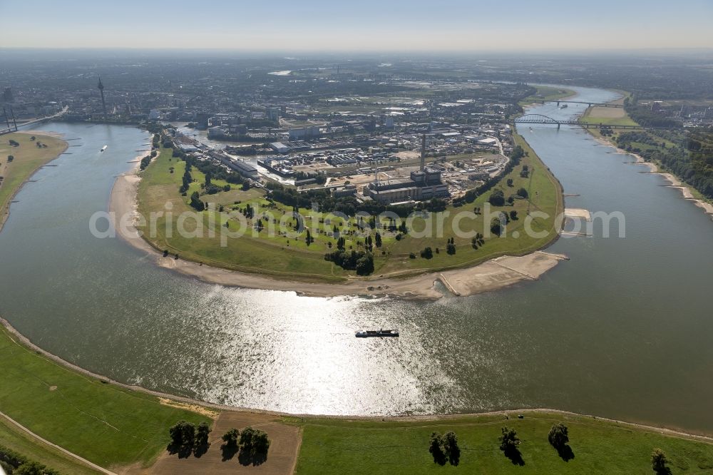 Aerial image Düsseldorf - Power plants and exhaust towers of thermal power station Lausward of Stadtwerke Duesseldorf AG in Duesseldorf in the state North Rhine-Westphalia