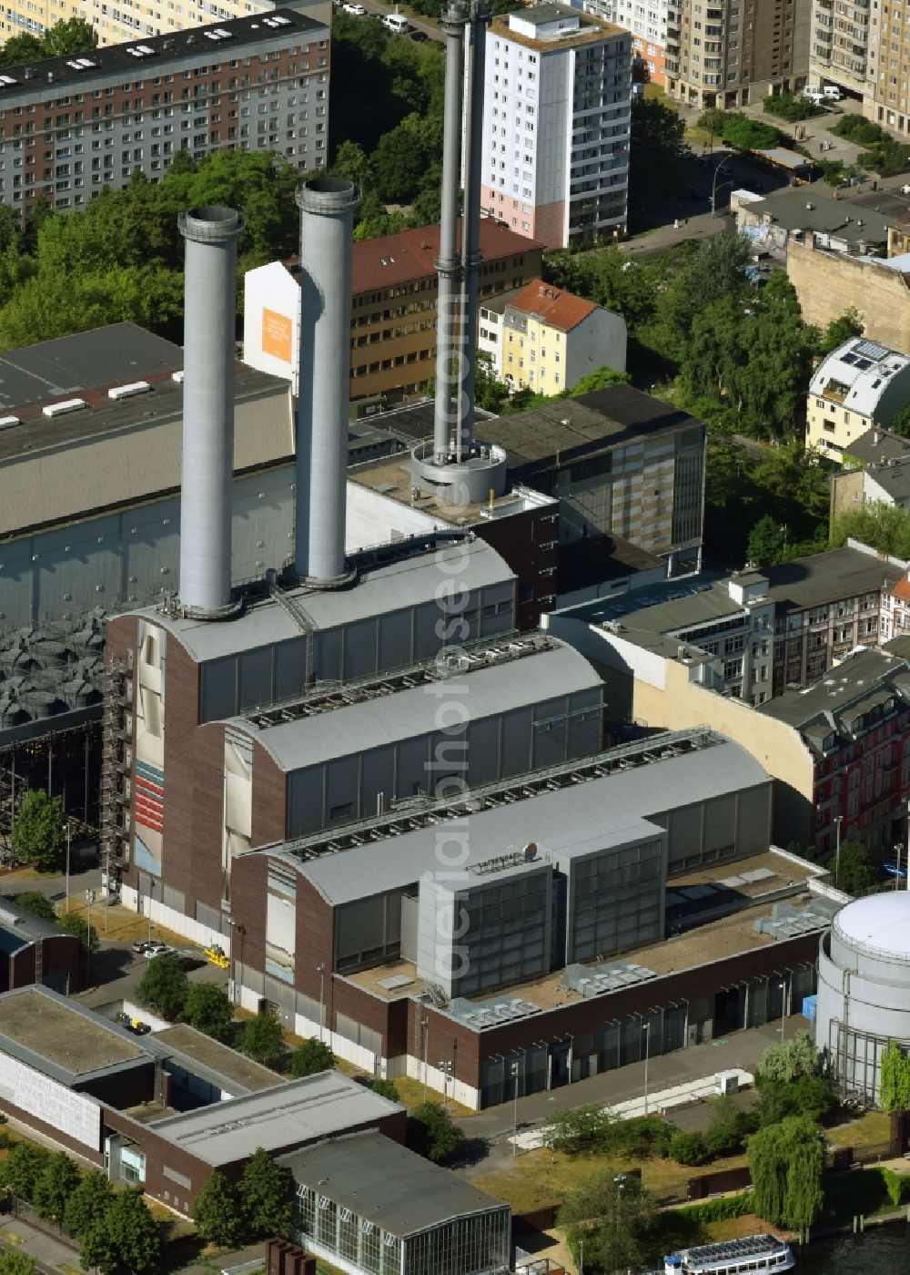 Aerial photograph Berlin - Power plants and exhaust towers of the thermal power station Kraftwerk - Mitte and the event hall of the organizer Kraftwerk Berlin GmbH on Koepenicker Strasse in Berlin, Germany