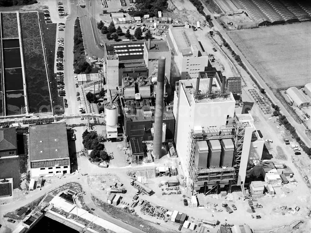 Aerial photograph Krefeld - Power plants and exhaust towers of Waste incineration plant station EGK Entsorgungsgesellschaft in Krefeld in the state North Rhine-Westphalia, Germany