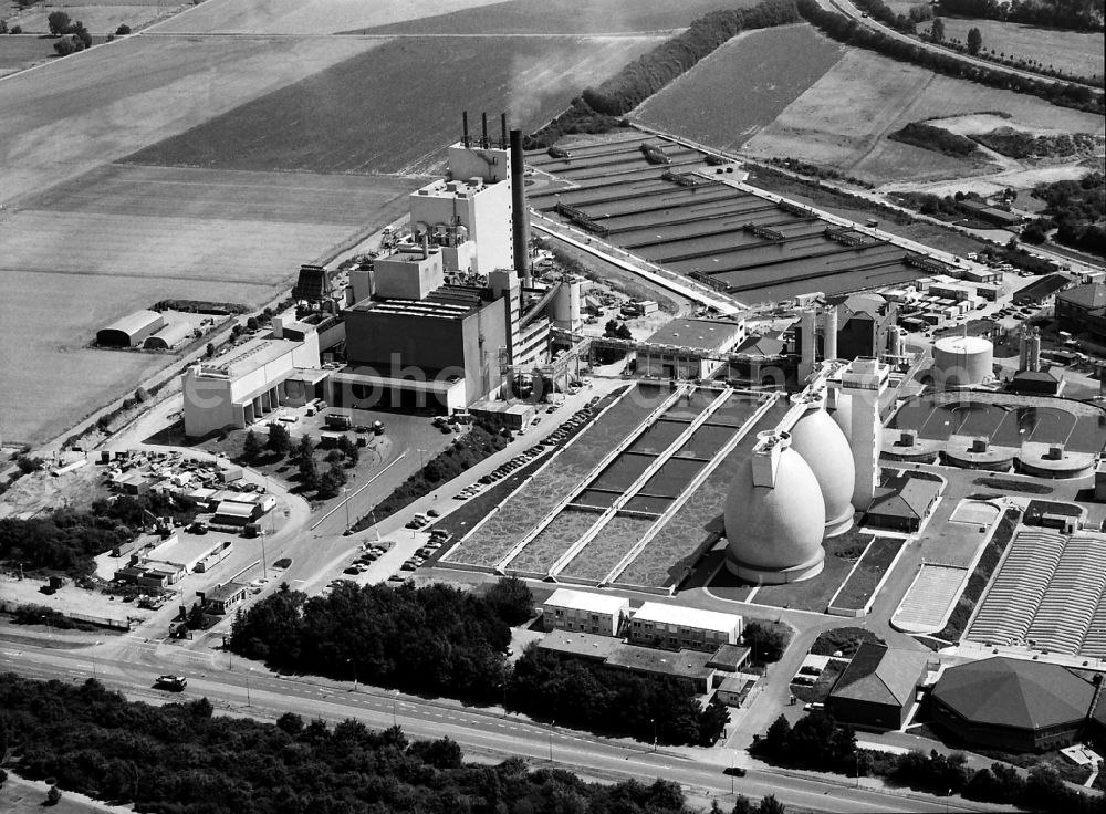 Aerial photograph Krefeld - Power plants and exhaust towers of Waste incineration plant station EGK Entsorgungsgesellschaft in Krefeld in the state North Rhine-Westphalia, Germany