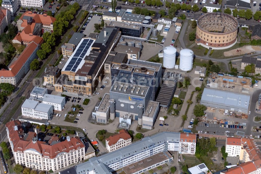 Aerial image Leipzig - Power plants and exhaust towers of thermal power station Stadtwerke Leipzig GmbH - Gas- and Dampfturbinenkraftwerk (GuD) on Eutritzscher Strasse in the district Mitte in the district Zentrum-Nord in Leipzig in the state Saxony, Germany