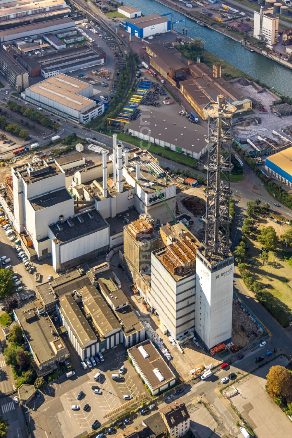 Duisburg from above - Power plants and exhaust towers of thermal power station with dem Stadtwerketurm on Charlottenstrasse in the district Altstadt in Duisburg in the state North Rhine-Westphalia, Germany