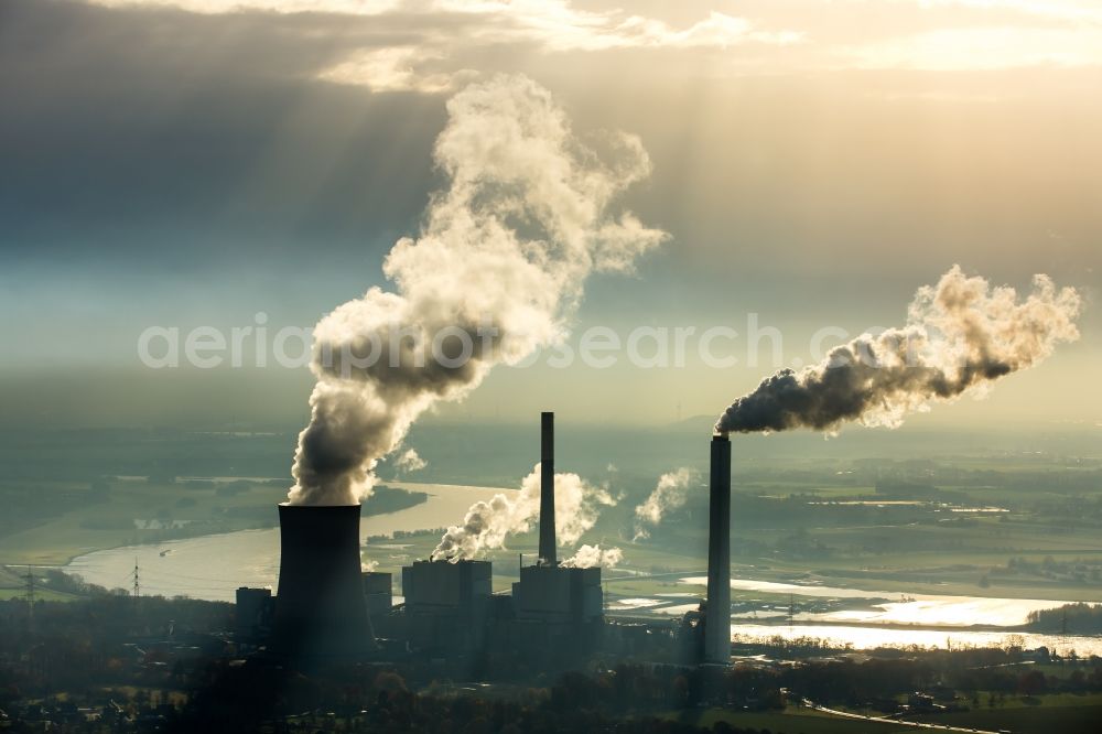 Voerde (Niederrhein) from above - Power plants and exhaust towers of thermal power station Steag Energy Services GmbH in the district Moellen in Voerde (Niederrhein) in the state North Rhine-Westphalia