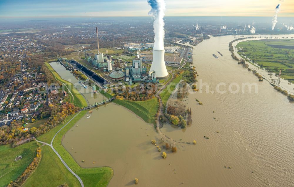 Duisburg from the bird's eye view: Power plants and exhaust towers of thermal power station STEAG Heizkraftwerk Walsum on Dr.-Wilhelm-Roelen-Strasse in Duisburg in the state North Rhine-Westphalia, Germany