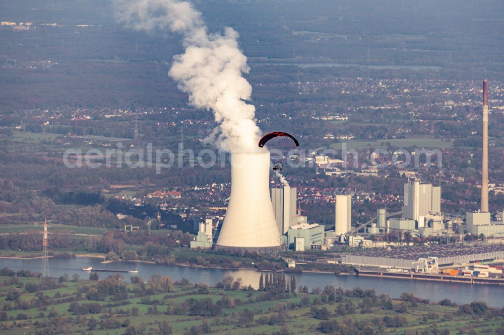 Duisburg from above - Paragliders in the airspace at the power plants and exhaust towers of the combined heat and power plant STEAG Heizkraftwerk Walsum on Dr.-Wilhelm-Roelen-Strasse in the district of Walsum in Duisburg in the Ruhr area in the federal state of North Rhine-Westphalia, Germany