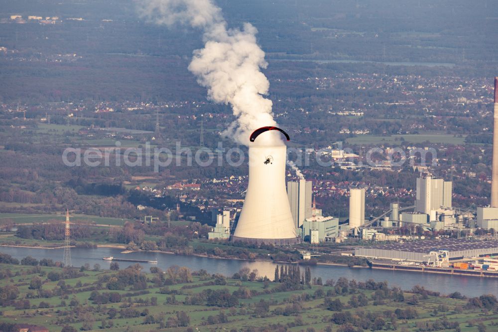 Duisburg from the bird's eye view: Paragliders in the airspace at the power plants and exhaust towers of the combined heat and power plant STEAG Heizkraftwerk Walsum on Dr.-Wilhelm-Roelen-Strasse in the district of Walsum in Duisburg in the Ruhr area in the federal state of North Rhine-Westphalia, Germany