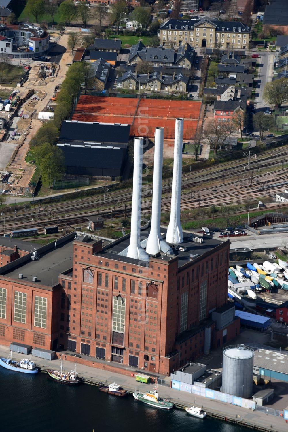 Kopenhagen from the bird's eye view: Power plants and exhaust towers of thermal power station Svanemollevaerket on Lautrupsgade in Copenhagen in Region Hovedstaden, Denmark