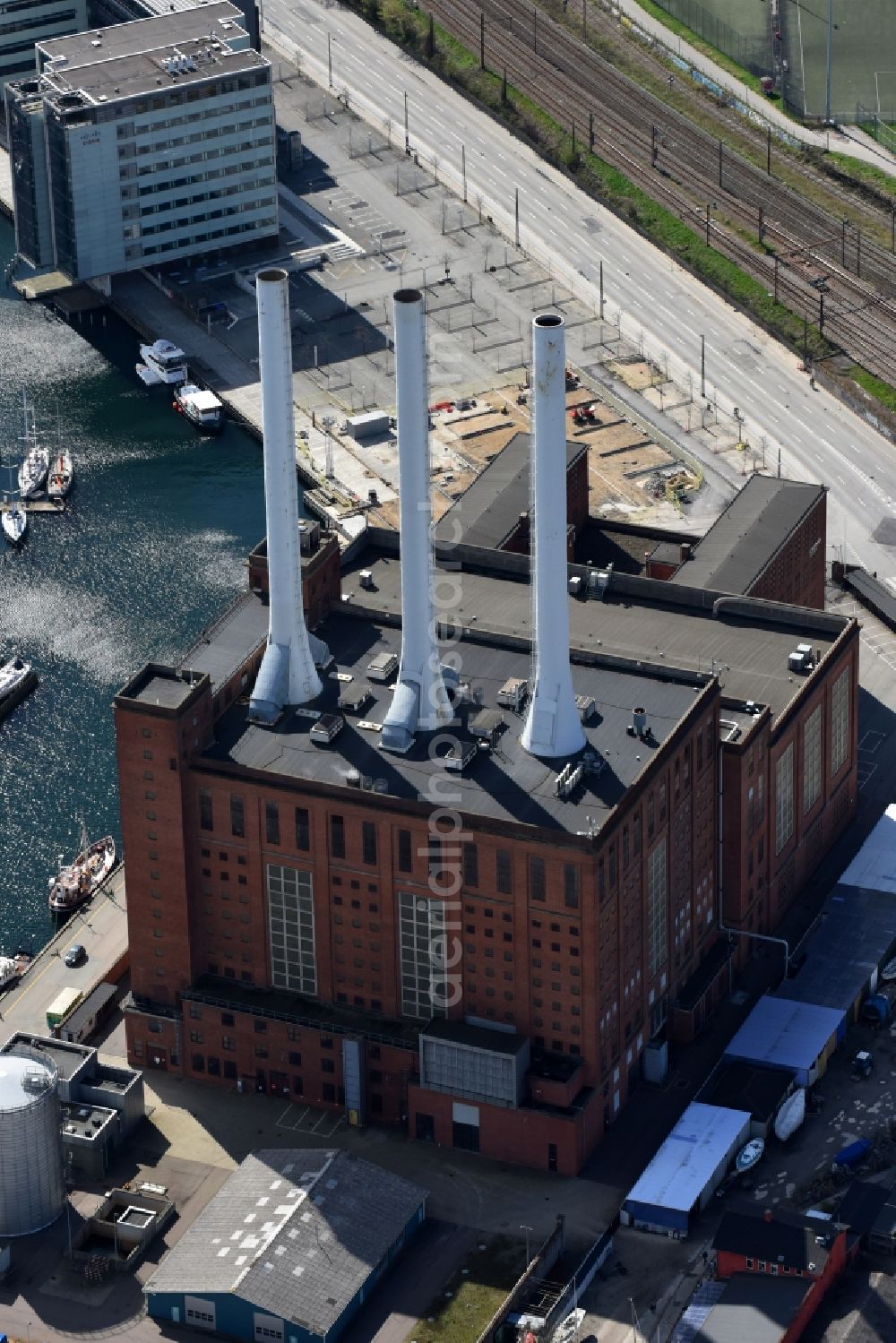 Aerial photograph Kopenhagen - Power plants and exhaust towers of thermal power station Svanemollevaerket on Lautrupsgade in Copenhagen in Region Hovedstaden, Denmark