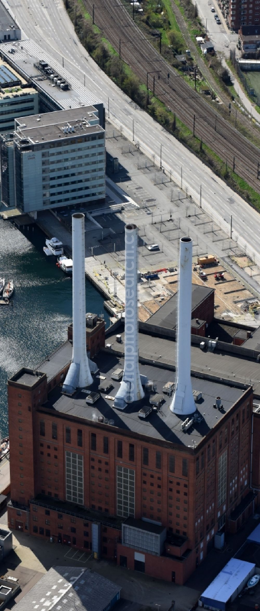 Kopenhagen from the bird's eye view: Power plants and exhaust towers of thermal power station Svanemollevaerket on Lautrupsgade in Copenhagen in Region Hovedstaden, Denmark