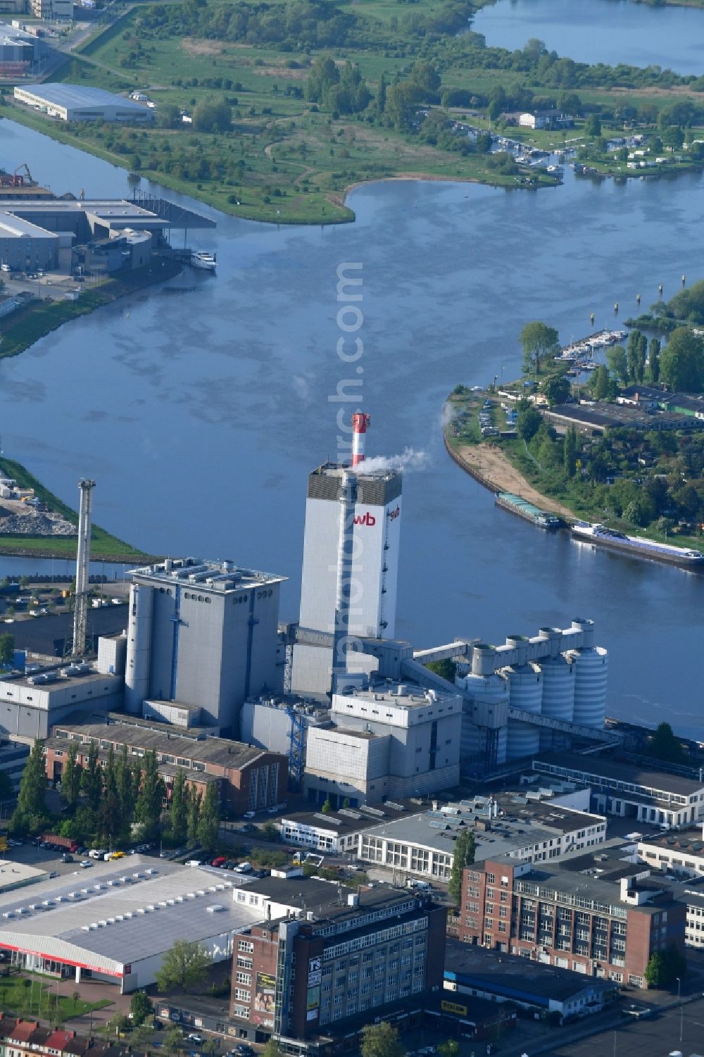 Bremen from the bird's eye view: Power plants and exhaust towers of thermal power station swb Erzeugung AG & Co. KG Heizkraftwerk Hastedt in Bremen, Germany