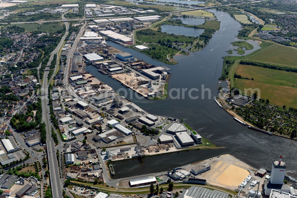 Bremen from the bird's eye view: Power plants and exhaust towers of thermal power station swb Erzeugung AG & Co. KG Heizkraftwerk Hastedt in Bremen, Germany