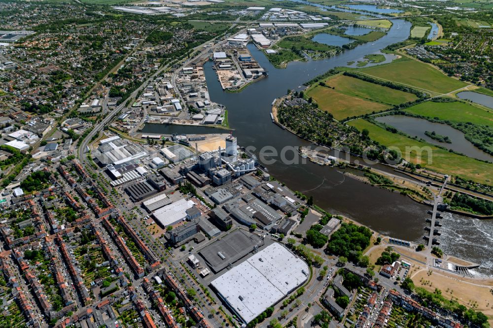 Aerial image Bremen - Power plants and exhaust towers of thermal power station swb Erzeugung AG & Co. KG Heizkraftwerk Hastedt in Bremen, Germany