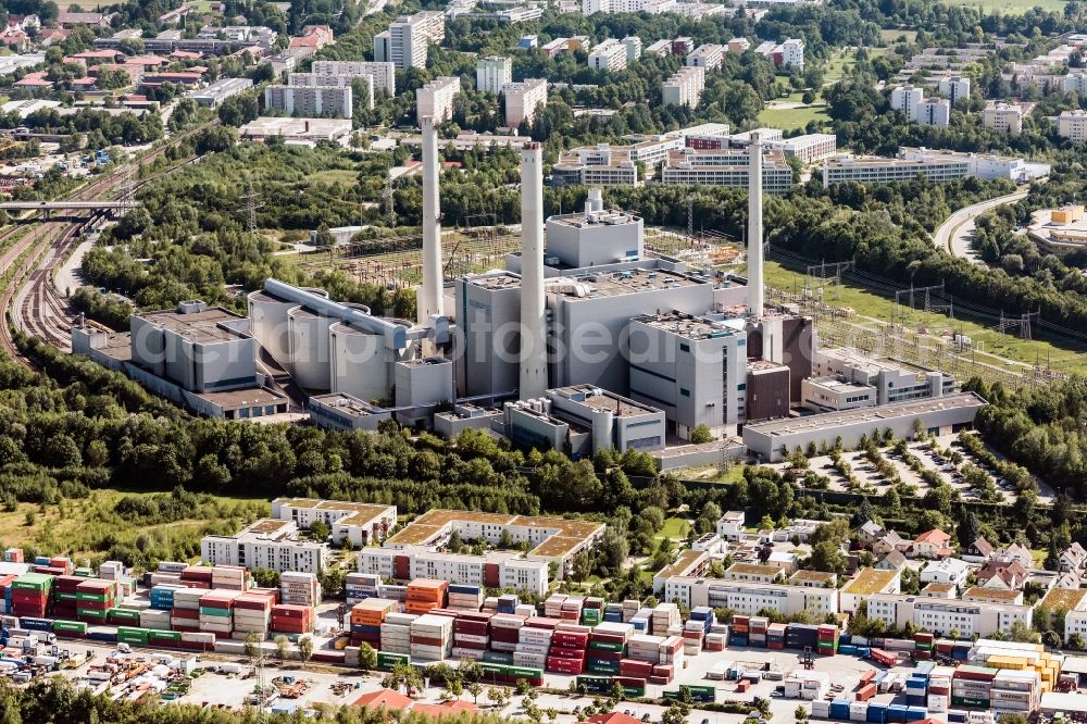 Unterföhring from the bird's eye view: Power plants and exhaust towers of thermal power station SWM Heizkraftwerk Nord in Unterfoehring in the state of Bavaria