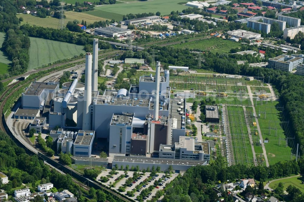 Unterföhring from the bird's eye view: Power plants and exhaust towers of thermal power station SWM Heizkraftwerk Nord in Unterfoehring in the state Bavaria, Germany