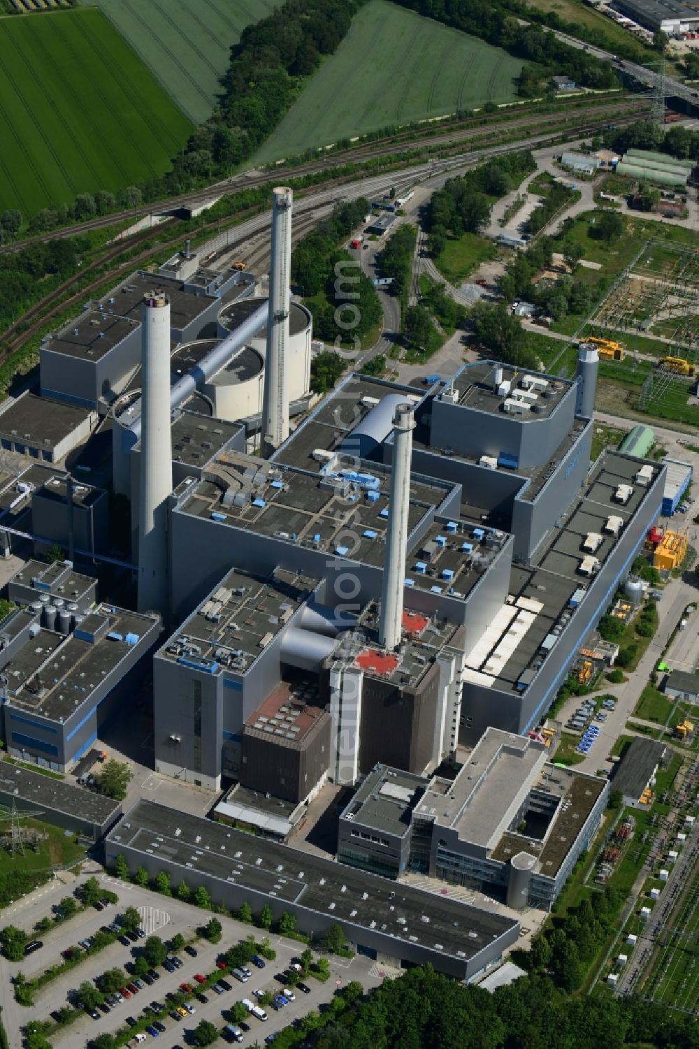 Unterföhring from above - Power plants and exhaust towers of thermal power station SWM Heizkraftwerk Nord in Unterfoehring in the state Bavaria, Germany