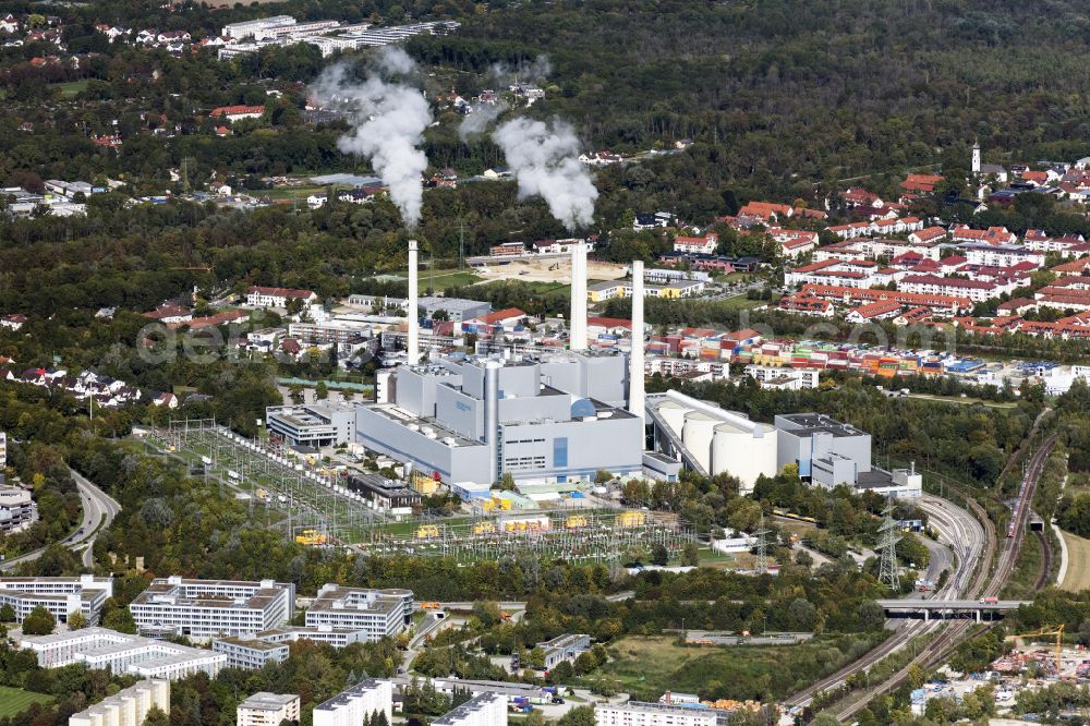 Aerial photograph Unterföhring - Power plants and exhaust towers of thermal power station SWM Heizkraftwerk Nord in Unterfoehring in the state Bavaria, Germany