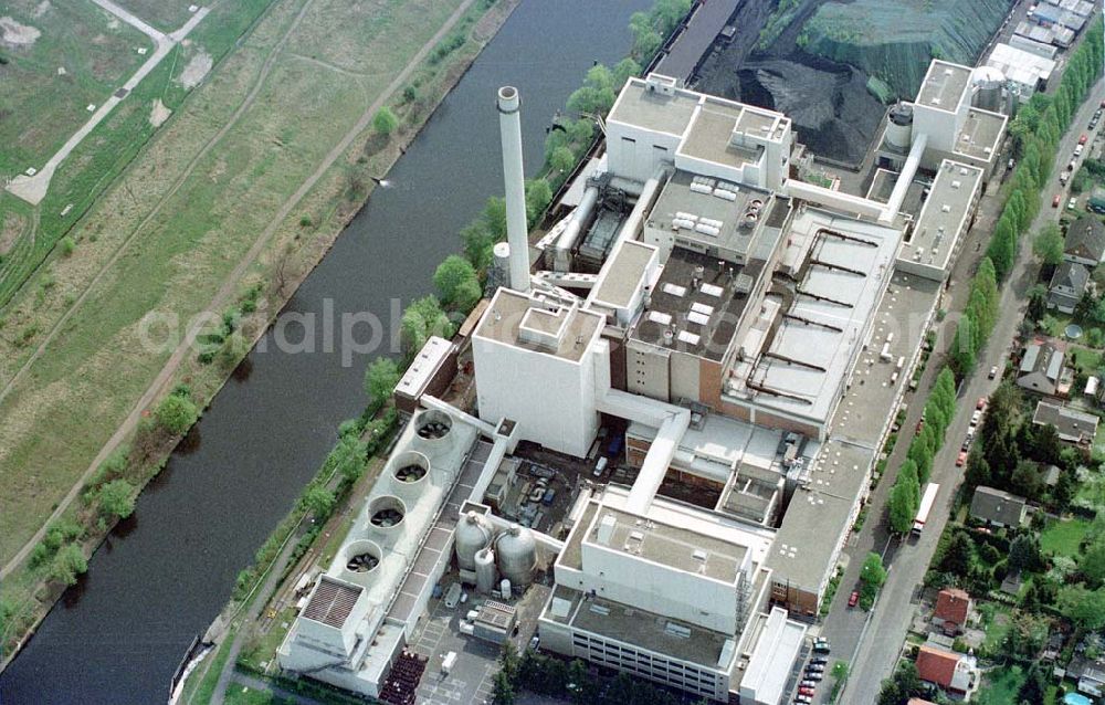 Aerial image Berlin - Power plants and exhaust towers of thermal power station on the banks of the Teltow Canal on street Kanalstrasse in the district Rudow in Berlin, Germany