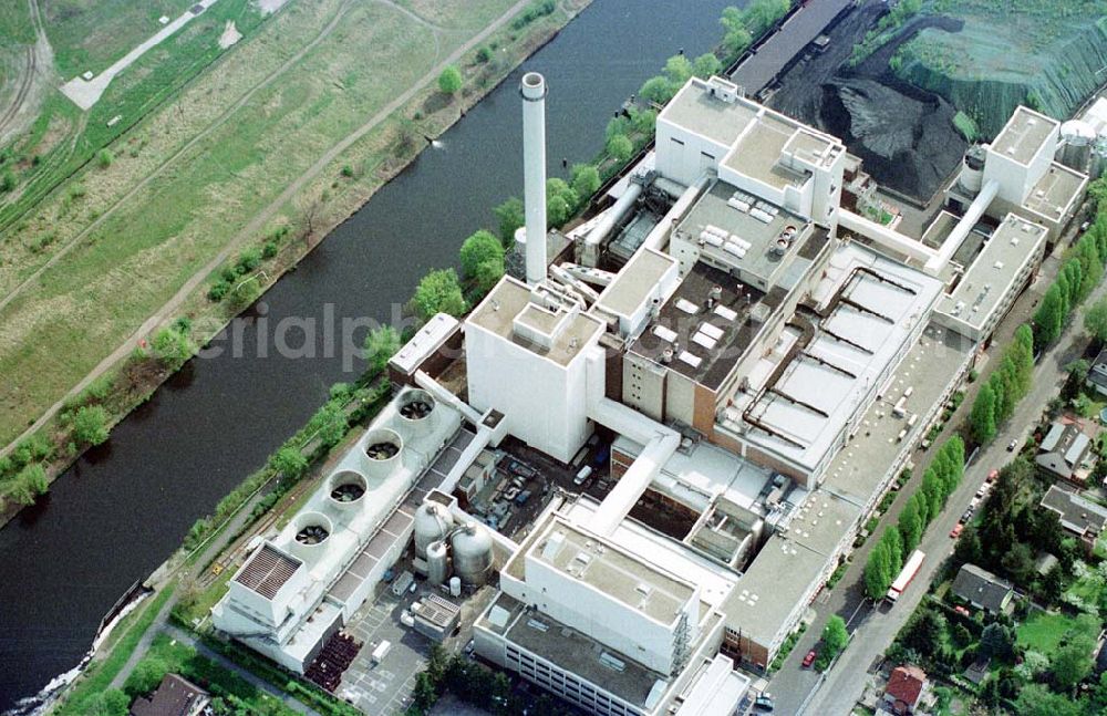 Aerial photograph Berlin - Power plants and exhaust towers of thermal power station on the banks of the Teltow Canal on street Kanalstrasse in the district Rudow in Berlin, Germany