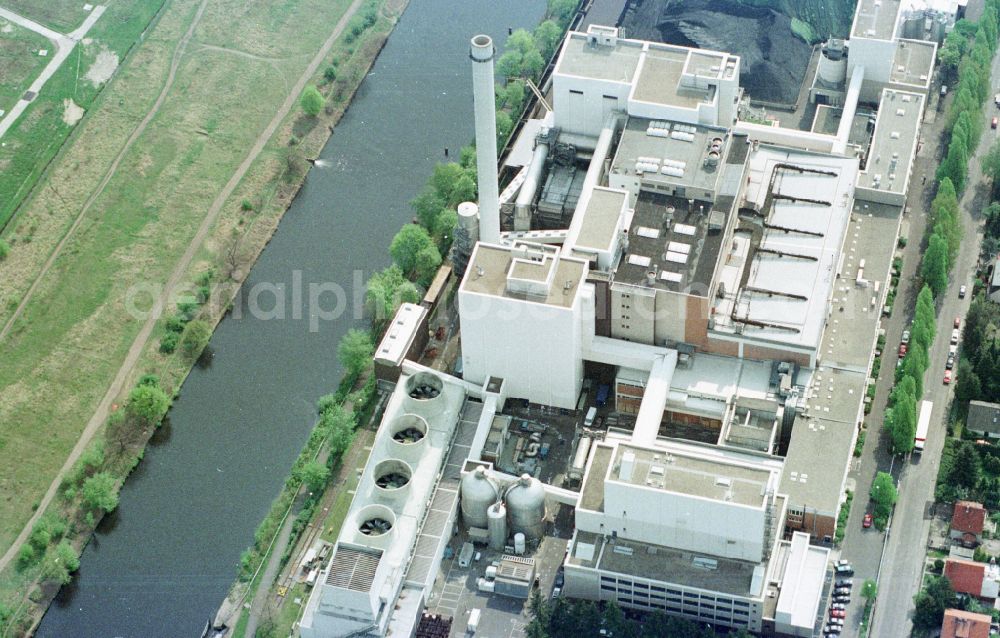 Aerial image Berlin - Power plants and exhaust towers of thermal power station on the banks of the Teltow Canal on street Kanalstrasse in the district Rudow in Berlin, Germany