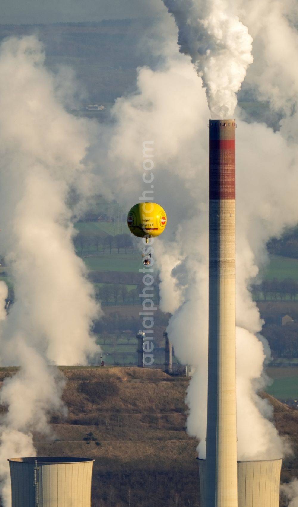 Gelsenkirchen from the bird's eye view: Yellow hot air balloon with the identification D-OWNT in front of the exhaust gas clouds of the power plants and exhaust towers of thermal power station of Uniper Kraftwerke GmbH in the district Gelsenkirchen-Nord in Gelsenkirchen in the state North Rhine-Westphalia