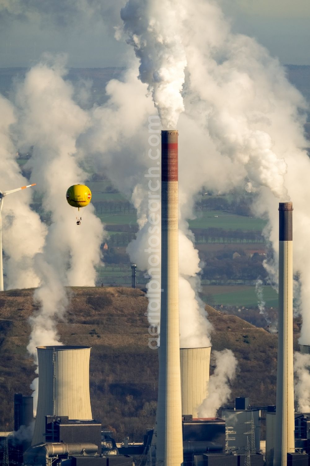 Aerial photograph Gelsenkirchen - Yellow hot air balloon with the identification D-OWNT in front of the exhaust gas clouds of the power plants and exhaust towers of thermal power station of Uniper Kraftwerke GmbH in the district Gelsenkirchen-Nord in Gelsenkirchen in the state North Rhine-Westphalia