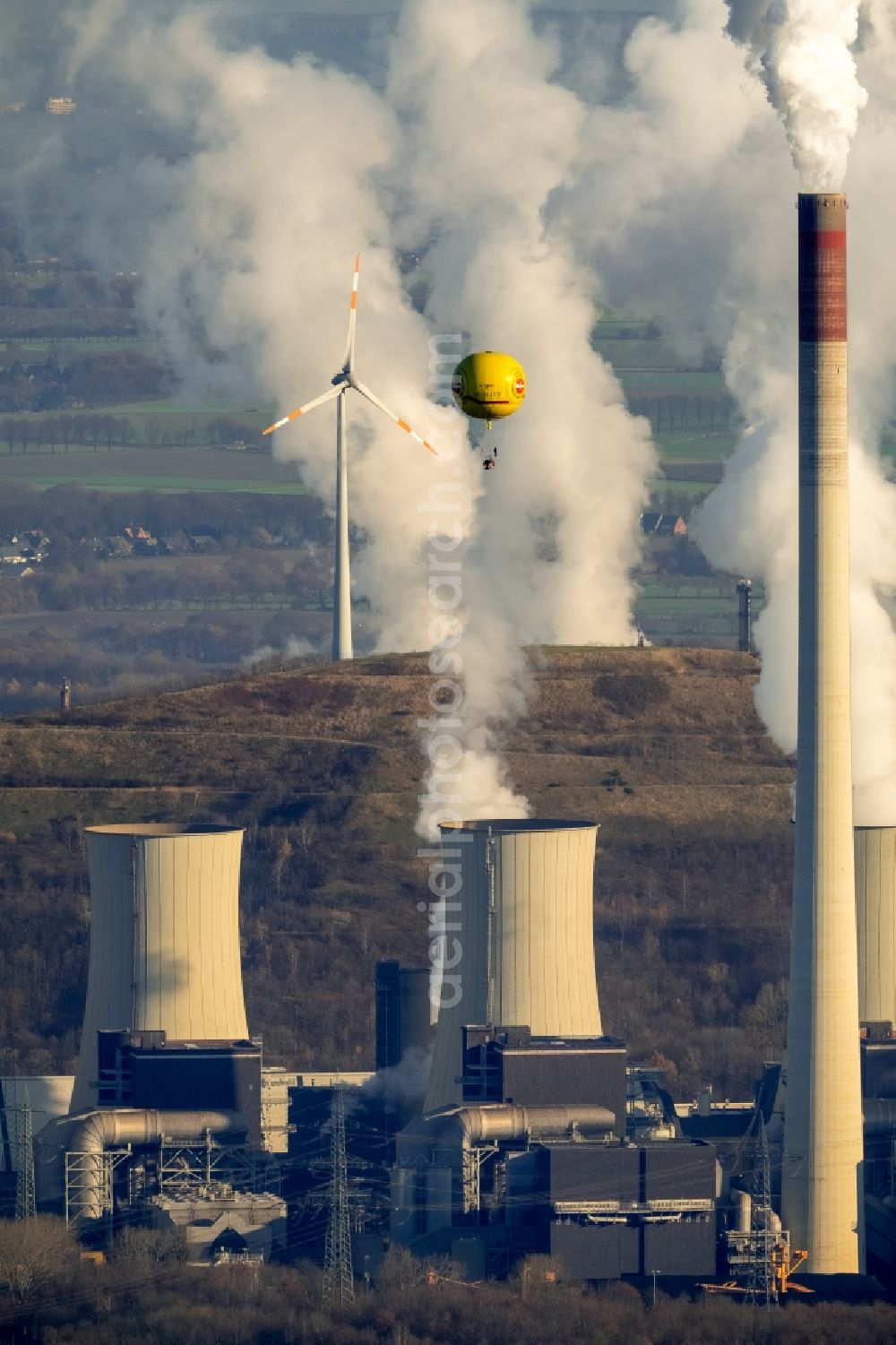 Gelsenkirchen from above - Yellow hot air balloon with the identification D-OWNT in front of the exhaust gas clouds of the power plants and exhaust towers of thermal power station of Uniper Kraftwerke GmbH in the district Gelsenkirchen-Nord in Gelsenkirchen in the state North Rhine-Westphalia