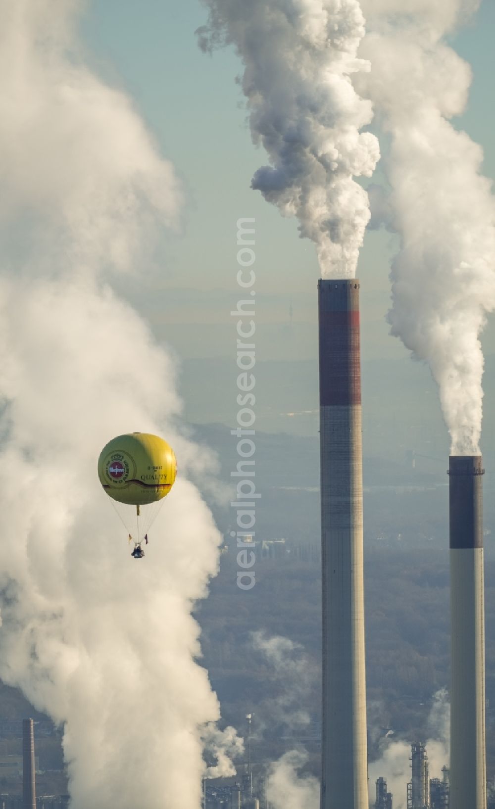 Aerial photograph Gelsenkirchen - Yellow hot air balloon with the identification D-OWNT in front of the exhaust gas clouds of the power plants and exhaust towers of thermal power station of Uniper Kraftwerke GmbH in the district Gelsenkirchen-Nord in Gelsenkirchen in the state North Rhine-Westphalia