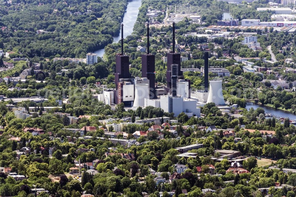 Berlin from the bird's eye view: Power plants and exhaust towers of thermal power station Vattenfall Heizkraftwerk Lichterfelde ist ein effizientes and klimafreandliches Gas- and Dampfturbinen-Heizkraftwerk in Berlin, Germany