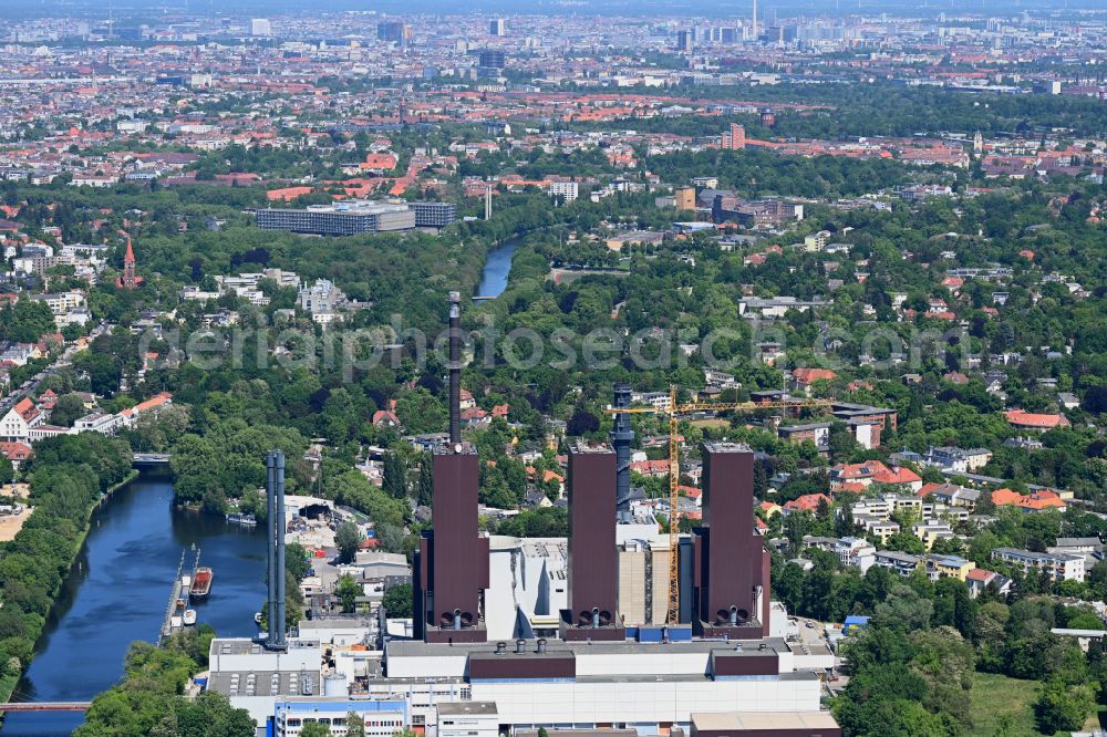 Berlin from the bird's eye view: Power plants and exhaust towers of thermal power station Vattenfall Heizkraftwerk Lichterfelde on Ostpreussendonm in Berlin, Germany