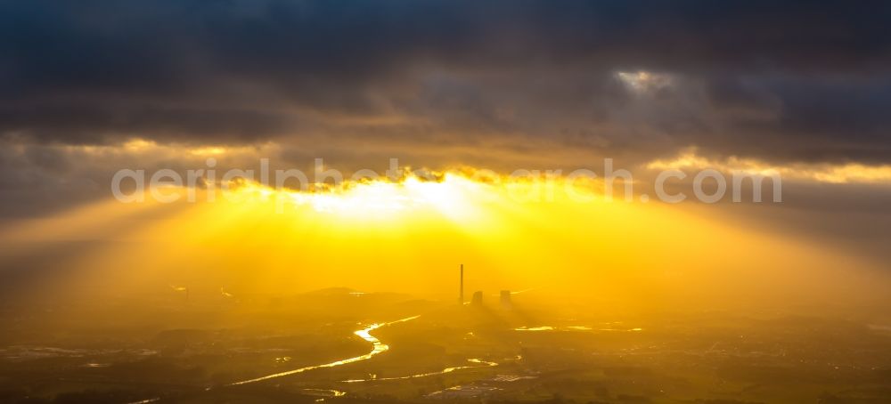 Aerial image Bergkamen - Power plants and exhaust towers of the coal thermal power plant of STEAG coal power plant against the light at sunset on the cloudy horizon in Bergkamen in North Rhine-Westphalia